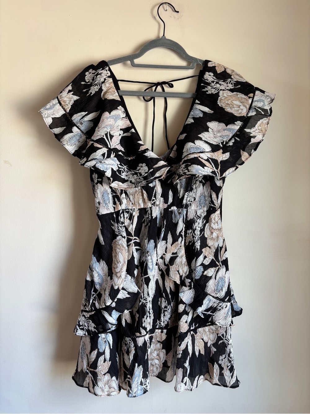 Elliatt Black Floral Ruffle V-Neck Dress size Small